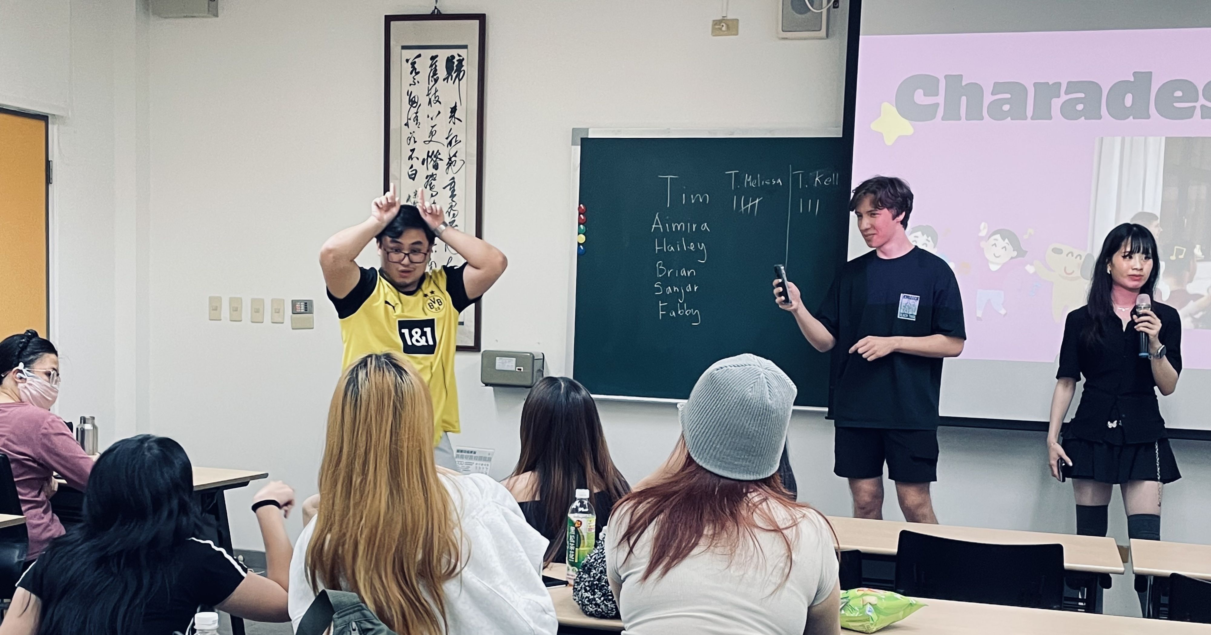 國際生Tim（中）與Sanjar（左）和國際學程Hailey（右）引導高雄校區學生進行CHARADES活動。