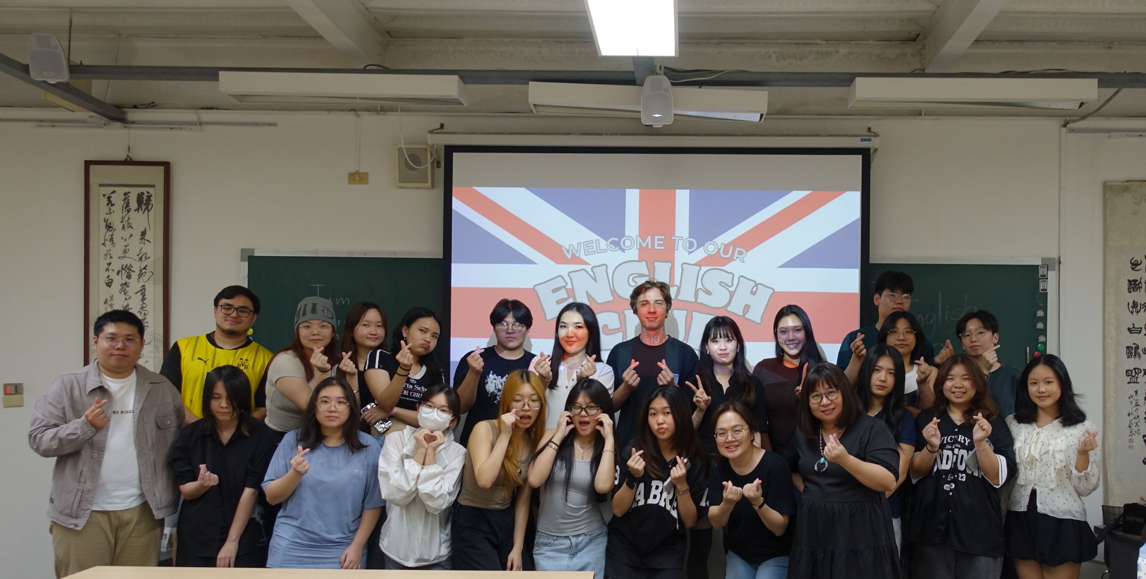 實踐大學台北校區國際生及高雄校區同學入班活動合影。前排右1為台北校區范惠美主任，前排右2為高雄校區戴春馨主任。